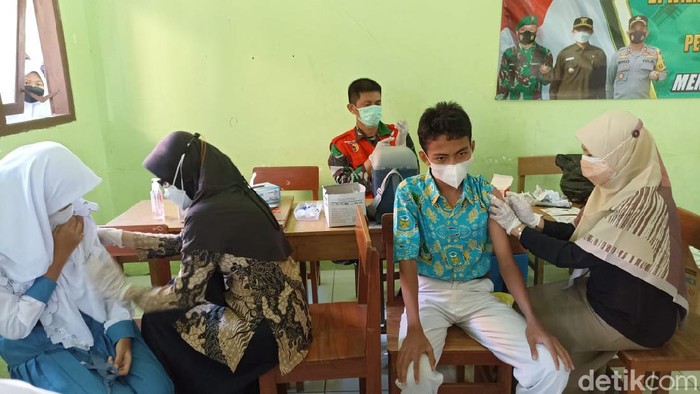 Sejumlah siswa menangis saat vaksinasi COVID-19. Mereka menangis karena takut sehingga harus dibujuk dan ditenangkan, agar berani menghadapi jarum suntik.