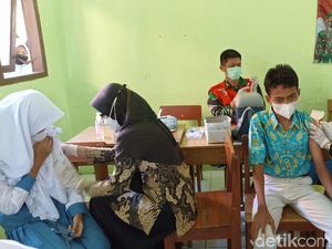 Drama Siswi Takut Disuntik Saat Vaksinasi COVID-19