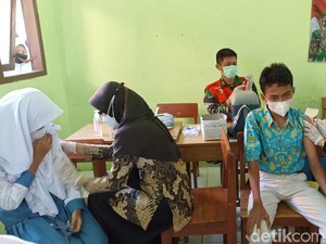 Drama Siswi Takut Disuntik Saat Vaksinasi COVID-19