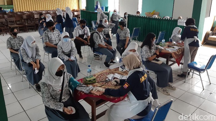 Vaksinasi Siswa SMA di Serang
