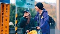 Beberapa waktu lalu beredar foto Vic Chou dan Reen Yu tengah mengajak anak mereka ke kebun binatang. (Foto: dok. Weibo/Istimewa)