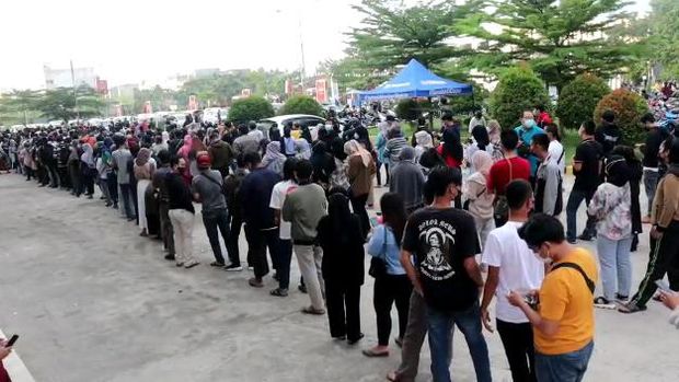 Video warga antre vaksinasi COVID-19 di sebuah mal di Prabumulih, Sumsel viral. Polisi menjelaskan soal membeludaknya antrean warga tersebut. (dok Istimewa)