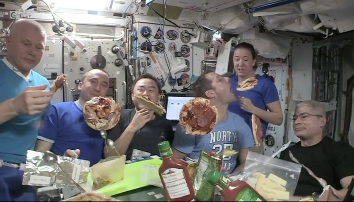 Viral Astronaut Pesta Pizza di Luar Angkasa, Adonannya Melayang!