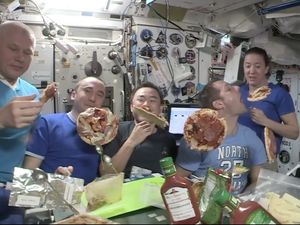 Viral Astronaut Pesta Pizza di Luar Angkasa, Adonannya Melayang!