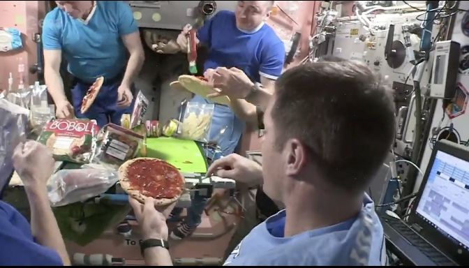 Viral Astronaut Pesta Pizza di Luar Angkasa, Adonannya Melayang!