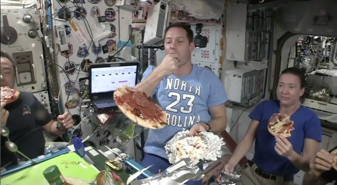 Viral Astronaut Pesta Pizza di Luar Angkasa, Adonannya Melayang!