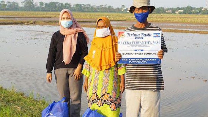 Warga menerima bantuan paket sembako