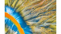 Fotografer Rumania, Gheorghe Popa, memotret sungai kecil di Pegunungan Apuseni yang berwarna-warni juga cerah. Ini dikarenakan limbah beracun dari tambang terdekat.