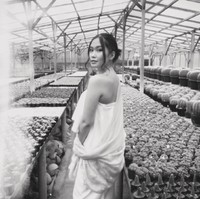 Putri dari Lady Rocker Nicky Astria itu selalu bisa memadu padankan outfit yang digunakannya. Seperti dalam foto yang satu ini, terlihat stylish bukan? Foto: Instagram/@zanacobhita