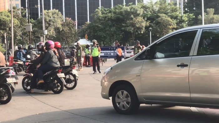 Ada Tilang Ganjil Genap, Sejumlah Kendaraan di Bundaran Senayan Dialihkan Ada Tilang Ganjil Genap, Sejumlah Kendaraan di Bundaran Senayan Dialihkan