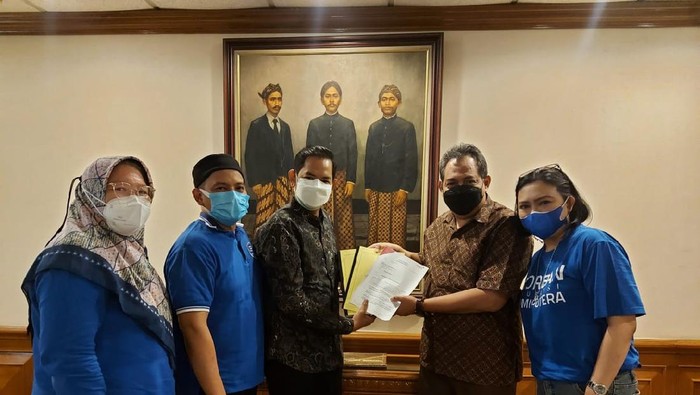 Seratusan nasabah asuransi Bumiputera melakukan aksi unjuk rasa di Kantor Pusat asuransi Bumiputera, Jakarta, Kamis (3/12/2020). Mereka menuntut pembayaran klaim yang tak kunjung dicairkan oleh perusahaan. Bumiputera diketahui memiliki tunggakan klaim senilai Rp 5,3 triliun saat memasuki 2020. Jumlah tersebut diperkirakan akan menggelembung hingga Rp 9,6 triliun pada akhir tahun ini.