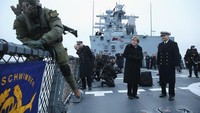 Kanselir Jerman, Angela Merkel menyaksikan latihan pasukan khusus AL di Kiel, Jerman (19/1/2016). Kunjungan ini terkait kesiapan militer Jerman dalam koalisi melawan ISIS di Suriah.  (Sean Gallup/Getty Images)