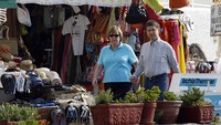 Merkel dengan suaminya,  Joachim Sauer menikmati liburan di Teluk Naples, Italia (7/4/2007). Joachim Sauer merupakan profesor kimia dan fisika di Universitas Humboldt, Berlin, yang memilih untuk tidak terlalu banyak dipublikasi media massa.  (Salvatore Laporta/Getty Images)