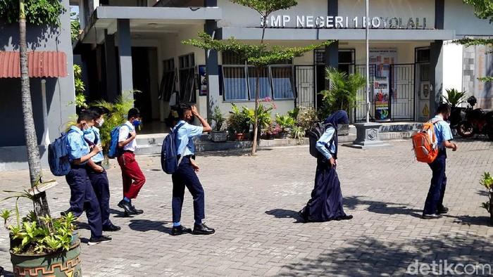 Antusias Siswa di Boyolali Bisa Sekolah Lagi Saat Uji Coba PTM Salah satu SMP di Boyolali memulai uji coba sekolah tatap muka. Siswa pun antusias mengikuti uji coba PTM yang digelar secara terbatas ini.