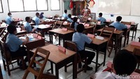 Ada pemandangan menarik saat uji coba PTM digelar di SMP Negeri 1 Boyolali. Sejumlah siswa terpantau masih mengenakan seragam Sekolah Dasar (SD).
