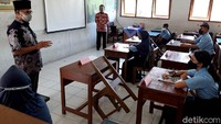 Bupati Boyolali, Mohamad Said Hidayat didampingi Kepala Dinas Pendidikan dan Kebudayaan (Disdikbud), Darmanto, memantau langsung uji coba PTM hari pertama di SMPN 1 Boyolali. Bupati mengatakan, SMPN 1 ini menjadi percontohan dalam standar operasional prosedur (SOP) prokes untuk PTM. Sejumlah kepala sekolah SMP dan SD, tadi pagi juga diminta datang ke SMPN 1, untuk melihat secara langsung tata cara PTM dimasa pandemi COVID-19 ini. Uji coba PTM di Boyolai dilaksanakan setelah PPKM di wilayah ini turun ke level 3.