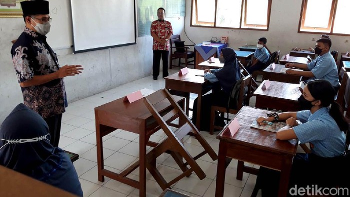 Salah satu SMP di Boyolali memulai uji coba sekolah tatap muka. Siswa pun antusias mengikuti uji coba PTM yang digelar secara terbatas ini.