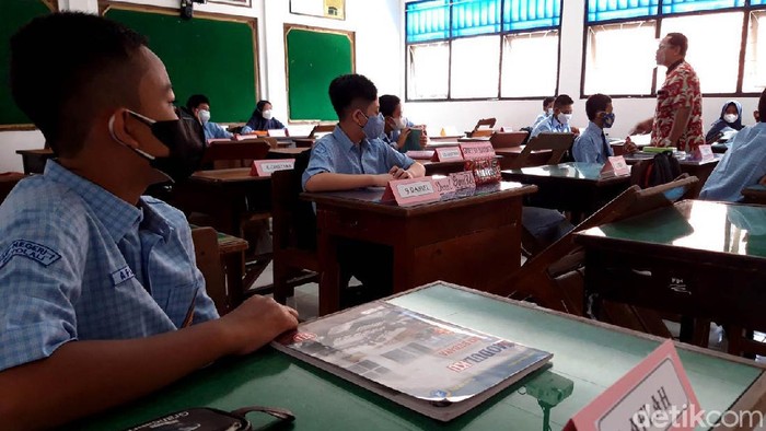Antusias Siswa di Boyolali Bisa Sekolah Lagi Saat Uji Coba PTM Salah satu SMP di Boyolali memulai uji coba sekolah tatap muka. Siswa pun antusias mengikuti uji coba PTM yang digelar secara terbatas ini.