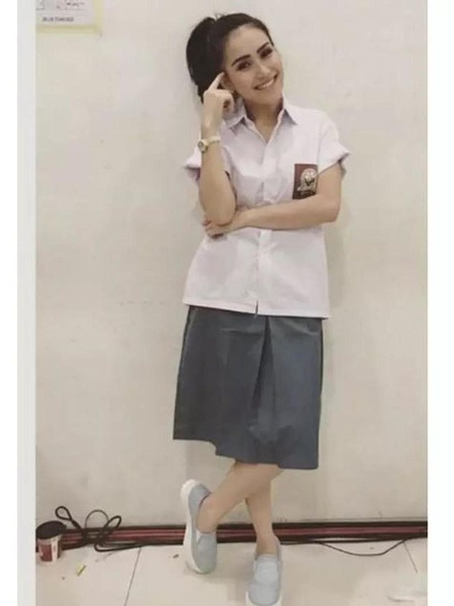 Begini gaya Ayu Ting Ting saat tampil mengenakan seragam SMA. Dengan rambut ekor kuda dan gayanya yang masih terlihat bak ABG, ibu satu anak ini terlihat cocok memerankan karakter anak SMA. Foto: Instagram