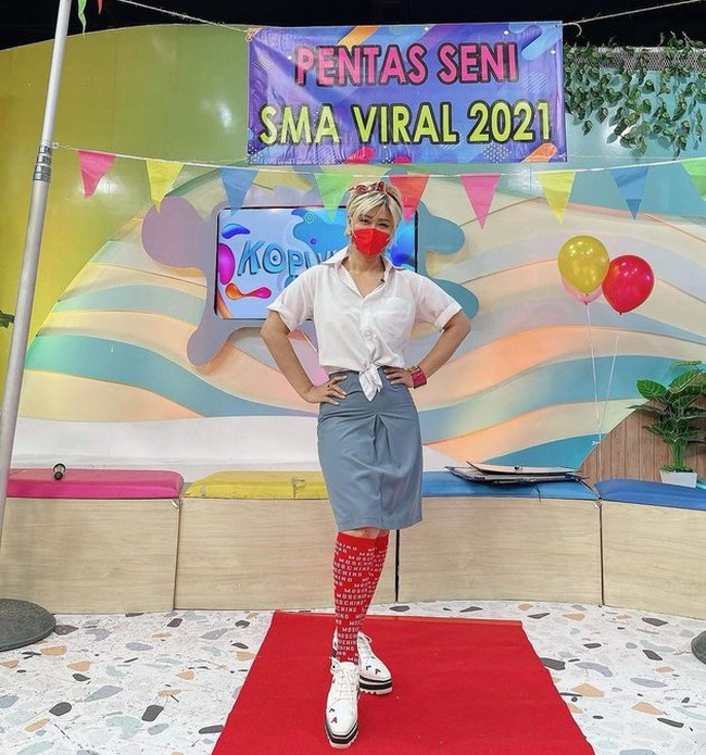 Inul Daratista juga sempat terlihat tampil mengenakan seragam SMA. Walau sudah menginjak usia 41 tahun, bentuk tubuh Inul masih terlihat langsing. Bagaimana menurutmu, masih cocok jadi anak SMA nggak? Foto: Instagram