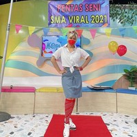 Inul Daratista juga sempat terlihat tampil mengenakan seragam SMA. Walau sudah menginjak usia 41 tahun, bentuk tubuh Inul masih terlihat langsing. Bagaimana menurutmu, masih cocok jadi anak SMA nggak? Foto: Instagram