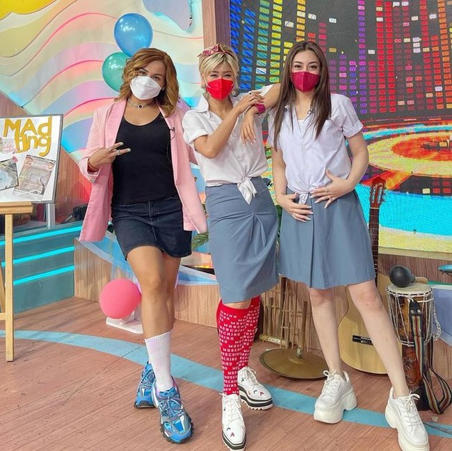 Tak hanya Inul, Celine Evangelista pun tampak ikut berseragam SMA. Walau sudah memiliki anak, penampilan Celine tetap memukau dan cocok berseragam SMA. Foto: Instagram