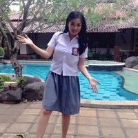 Tampil dengan seragam SMA, pesona Titi Kamal tak kalah dari anak ABG bukan? Walaupun sudah memiliki anak, istri dari Christian Sugiono itu masih tetap terlihat awet muda. Foto: Instagram