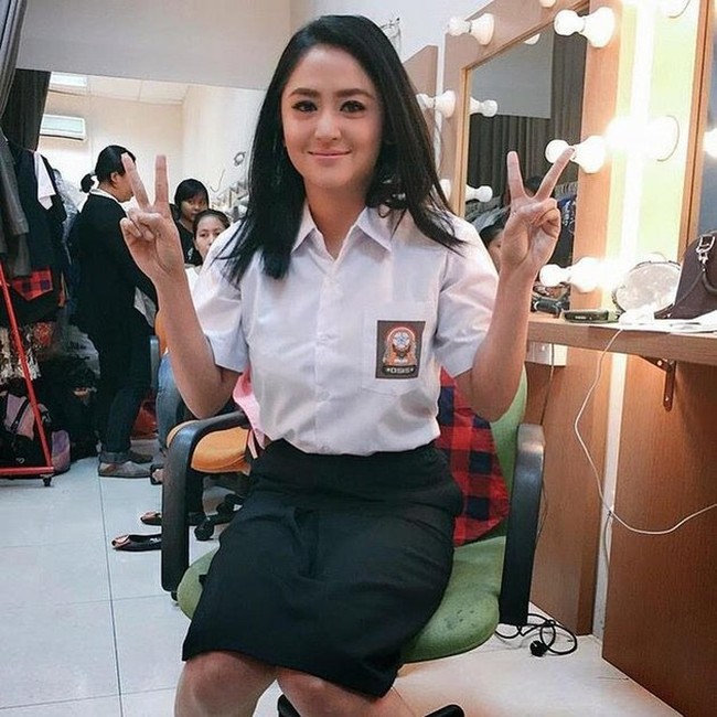 Tak kalah menawan, penampilan Dewi Perssik saat mengenakan seragam SMA ini juga terlihat sangat cocok. Bagaimana menurutmu penampilan Dewi Perssik saat berseragam SMA? Foto: Instagram