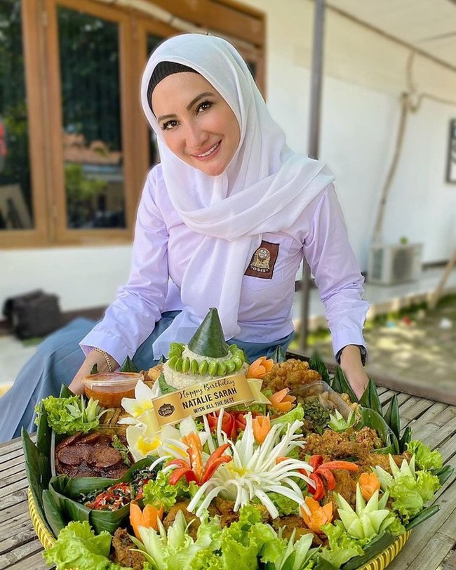 Agar tampil beda, Natalie Sarah memilih mengenakan seragam SMA saat merayakan hari ulang tahunnya. Walaupun sudah memiliki anak, namun penampilannya masih terlihat awet muda. Foto: Instagram