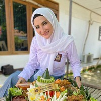 Agar tampil beda, Natalie Sarah memilih mengenakan seragam SMA saat merayakan hari ulang tahunnya. Walaupun sudah memiliki anak, namun penampilannya masih terlihat awet muda. Foto: Instagram