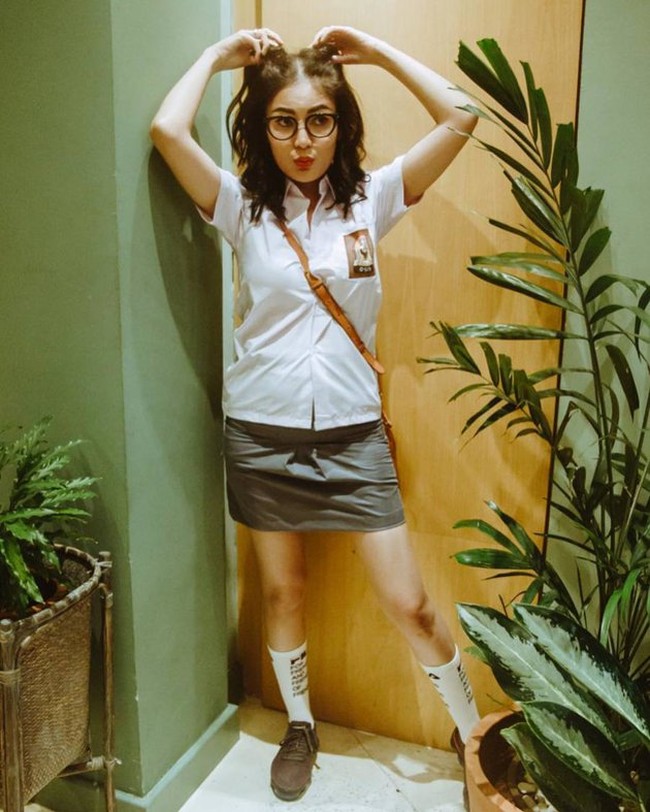 Selanjutnya ada Nindy Ayunda yang terlihat imut mengenakan seragam SMA. Nindy terlihat semakin awet muda dengan gaya rambut ikat duanya. Foto: Instagram