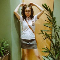 Selanjutnya ada Nindy Ayunda yang terlihat imut mengenakan seragam SMA. Nindy terlihat semakin awet muda dengan gaya rambut ikat duanya. Foto: Instagram