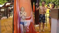 Salah satu wahana yang menarik untuk dicoba di water park tersebut adalah Daredevil Drop, wahanan permainan berbentuk perosotan air yang cocok bagi para pengunjung yang suka memacu adrenalin.  