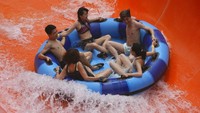 Beragam wahana permainan di water park itu siap membuat taman bermain air tersebut menjadi salah satu destinasi wisata andalan di Hong Kong.