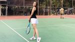 Potret Aura Kasih Main Tenis, Semangat Banget!