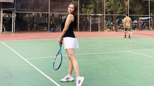 Potret Aura Kasih Main Tenis, Semangat Banget!
