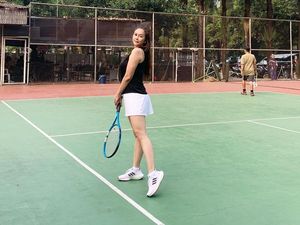 Potret Aura Kasih Main Tenis, Semangat Banget!