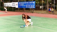 Aura Kasih bermain tenis disaksikan beberapa bocah di belakangnya. Foto: Instagram Aura Kasih