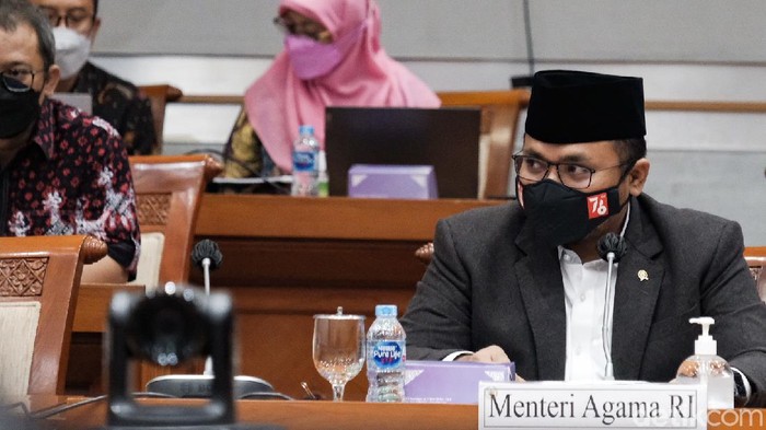 Bahas Anggaran Kemenag, Menag Yaqut Cholil Rapat Bareng DPR Menteri Agama (Menag) Yaqut Cholil Qoumas sambangi gedung DPR hari ini. Kedatangannya untuk membahas anggaran bersama komisi VIII DPR.