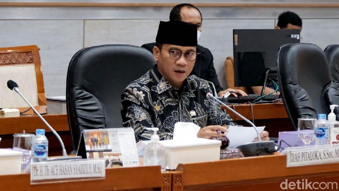 Bahas Anggaran Kemenag, Menag Yaqut Cholil Rapat Bareng DPR Menteri Agama (Menag) Yaqut Cholil Qoumas sambangi gedung DPR hari ini. Kedatangannya untuk membahas anggaran bersama komisi VIII DPR.