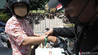 Mereka yang lolos screening akan mendapatkan gelang vaksin.