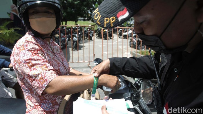 Balkot Yogyakarta Terapkan Wajib Masker dan Wajib Vaksin Kompleks Balaikota Yogyakarta menerapkan aturan wajib masker dan wajib vaksin COVID-19. Hal ini untuk menciptakan herd imunity di lingkup perkantoran Balaikota.