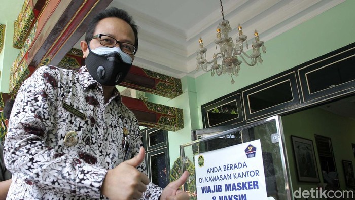 Balkot Yogyakarta Terapkan Wajib Masker dan Wajib Vaksin Kompleks Balaikota Yogyakarta menerapkan aturan wajib masker dan wajib vaksin COVID-19. Hal ini untuk menciptakan herd imunity di lingkup perkantoran Balaikota.