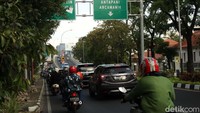 Tak hanya di Jalan Supratman, penampakan serupa terjadi di titik jalan lainnya yang kerap mengalami kemacetan.