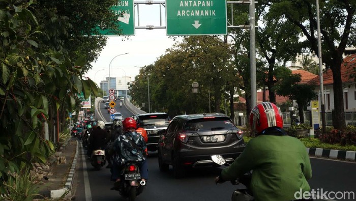 Bandung PPKM Level 3, Jalan Kembali Macet Porsi WFH di Kota Bandung dikurangi seiring pemberlakukan PPKM level 3. Akibatnya volume kendaraan meningkat dan kemacetan kembali terjadi.