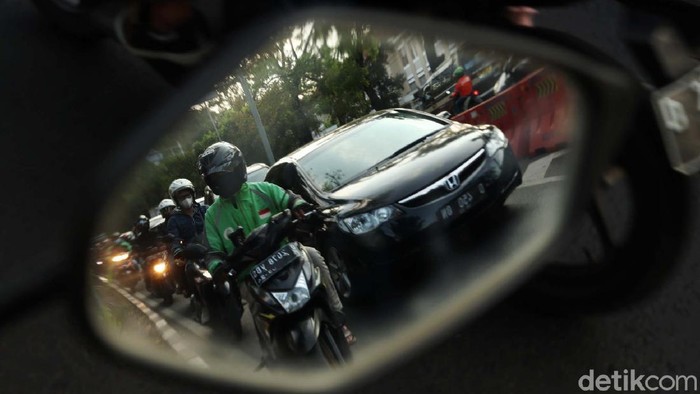 Porsi WFH di Kota Bandung dikurangi seiring pemberlakukan PPKM level 3. Akibatnya volume kendaraan meningkat dan kemacetan kembali terjadi.