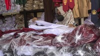 Wacana Pembelajaran Tatap Muka (PTM) di Kota Bandung pada 8 September nanti, mendatangkan berkah tersendiri bagi para pedagang seragam sekolah.