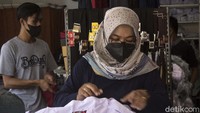 Meski demikian, meningkatnya penjualan seragam ini belum pulih seutuhnya.Tren penjualan seragam ini baru setengahnya dari waktu di luar pandemi. Seragam yang kerap dibeli belakangan ini pun untuk tingkatan SMP atau SMA.