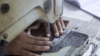 Tak hanya pedagang, jasa permak pun ikut kecipratan rezeki.