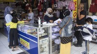 Warga tampak membeli seragam sekolah di salah satu toko di Jl Cipaera, Kosambi, Bandung, Kamis (2/9).